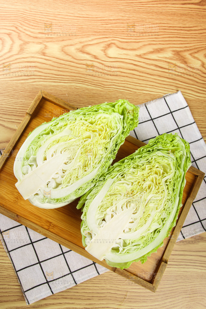 木底上的卷心菜