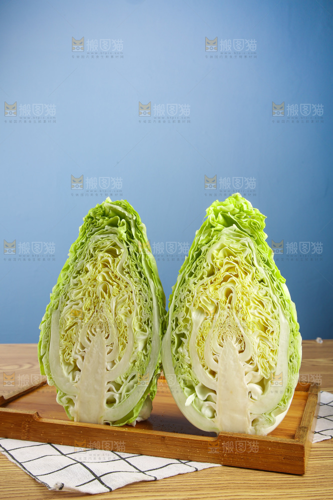 木底上的卷心菜