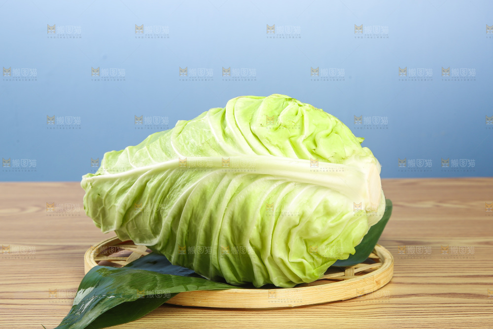 木底上的卷心菜