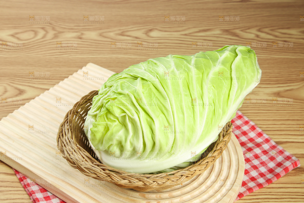 木底上的卷心菜