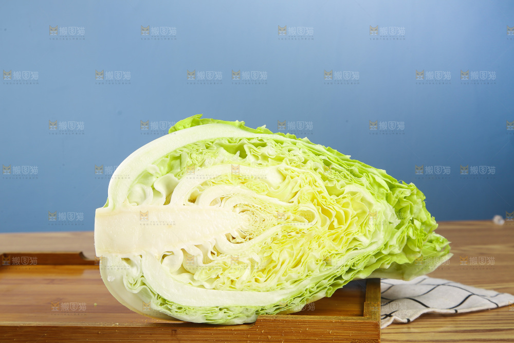 木底上的卷心菜