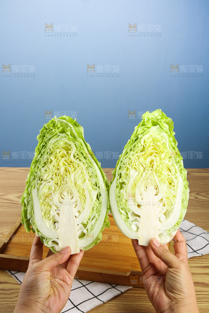 木底上的卷心菜