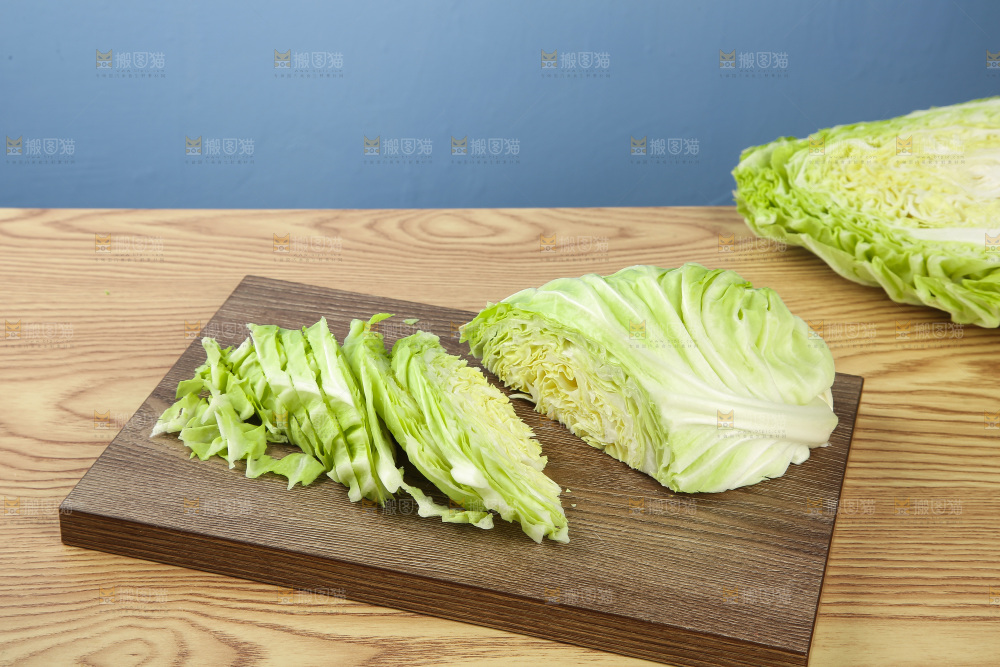 木底上的卷心菜