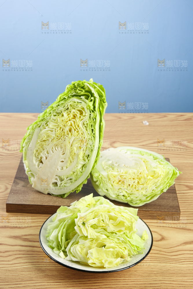 木底上的卷心菜