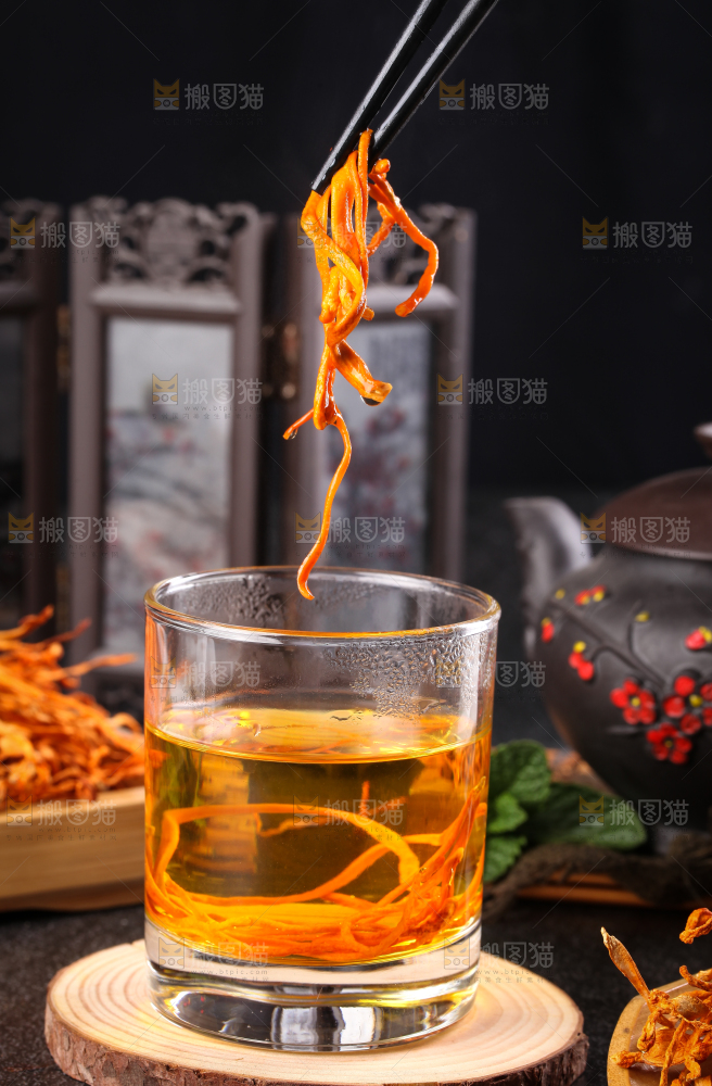 深底上的虫草花