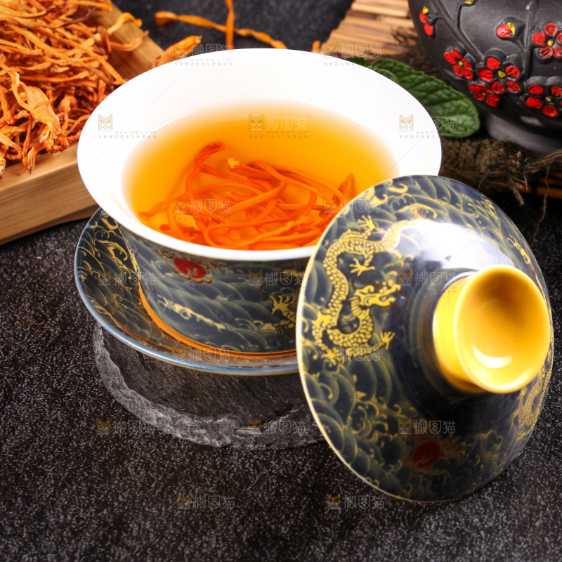 深底上的虫草花
