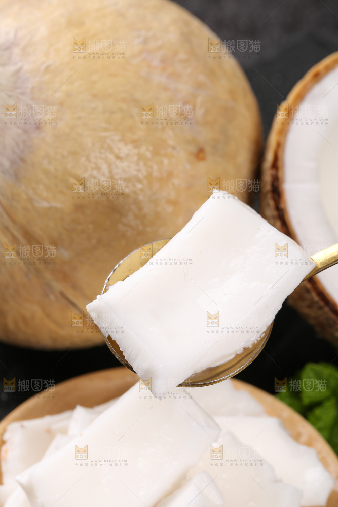 深底上的牛奶椰皇