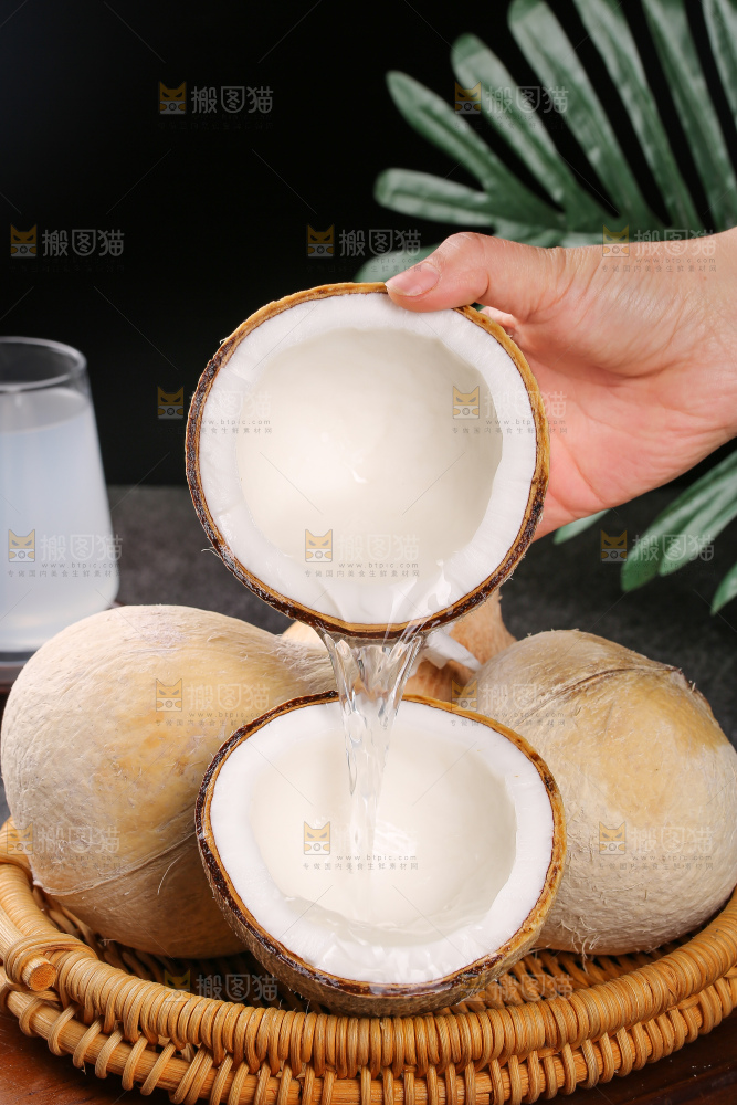 深底上的牛奶椰皇
