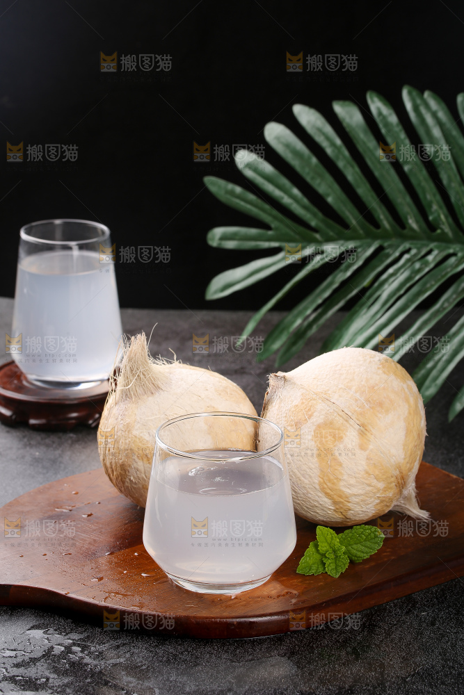 深底上的牛奶椰皇