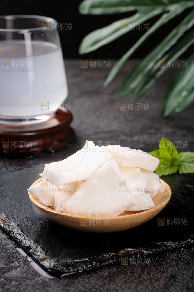 深底上的牛奶椰皇