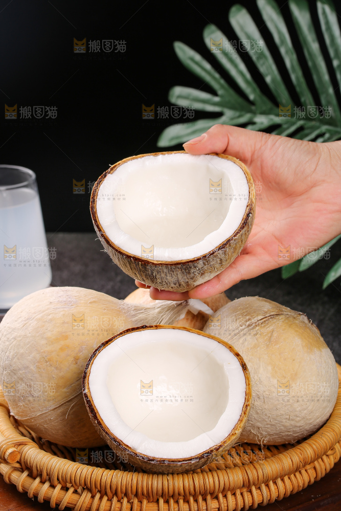 深底上的牛奶椰皇