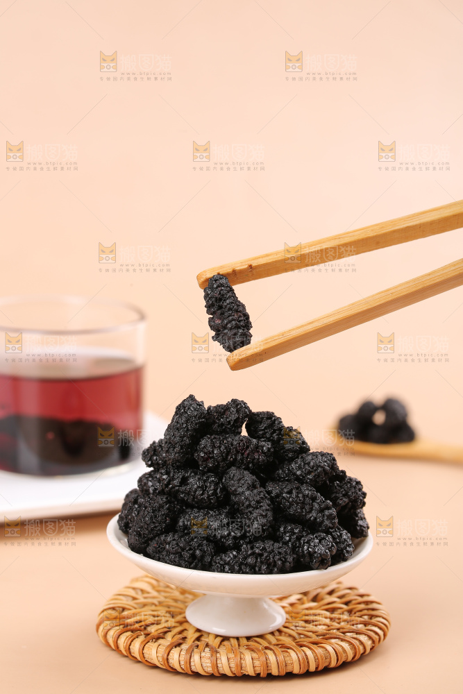 浅底上的桑葚干
