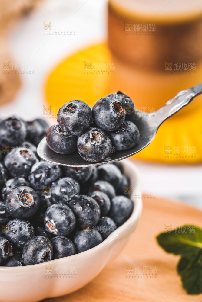 浅底上的新鲜蓝莓