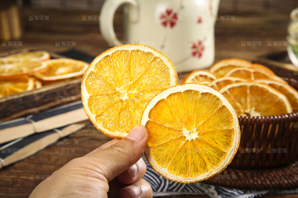 木底上的橙子片