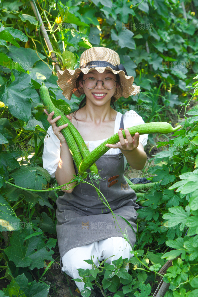 手里拿着长丝瓜
