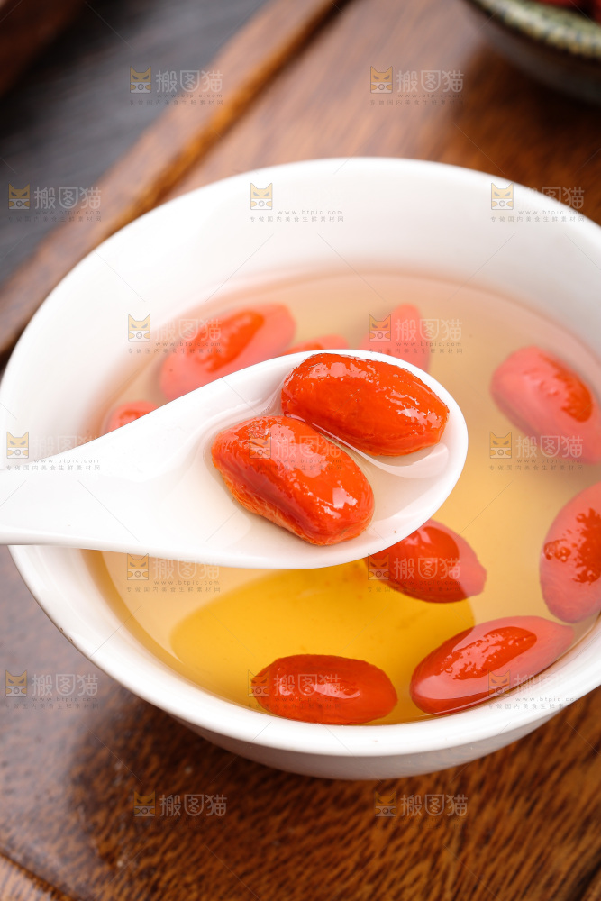 碗里泡着枸杞茶