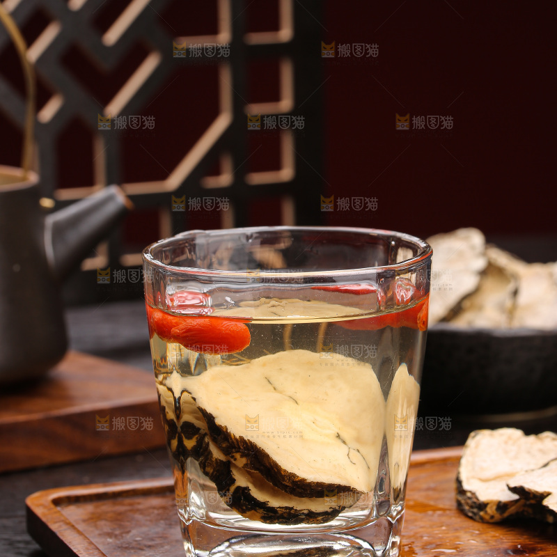 杯子里的玛卡枸杞茶