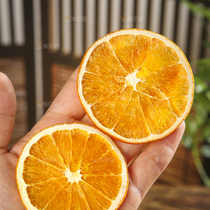 木底上的橙子片