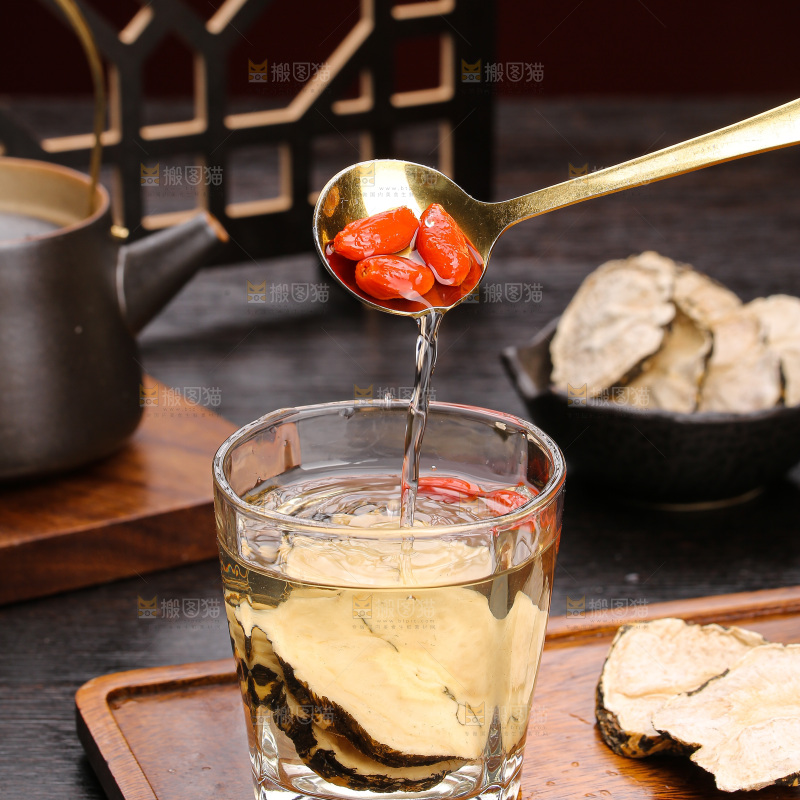杯子里的玛卡枸杞茶