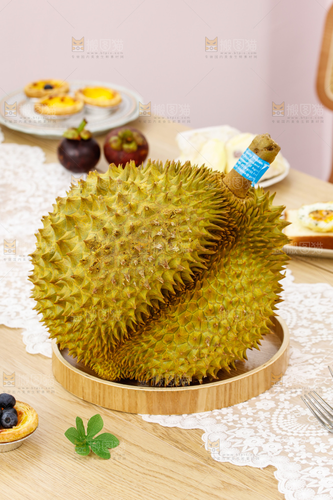 浅底上的新鲜榴莲