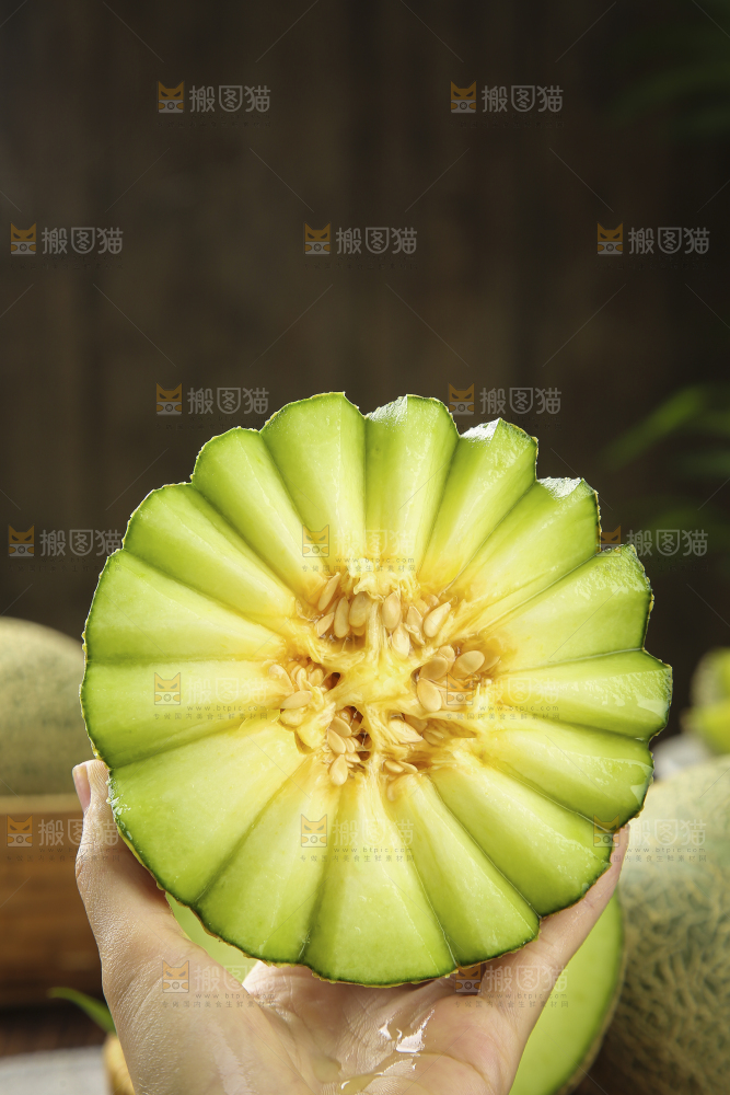 木底上的网纹蜜瓜