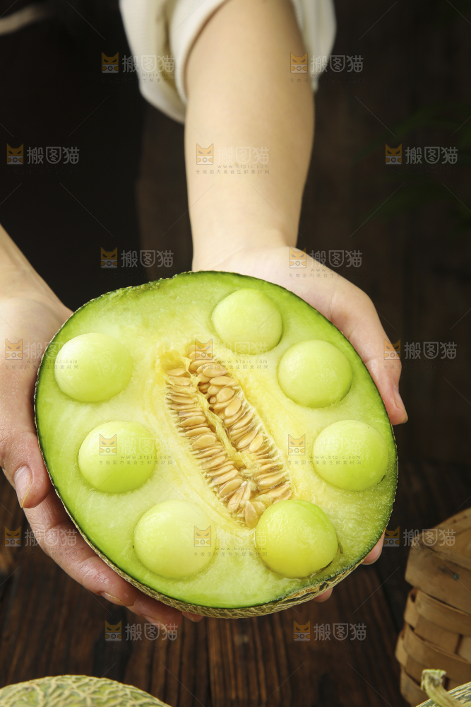 木底上的网纹蜜瓜