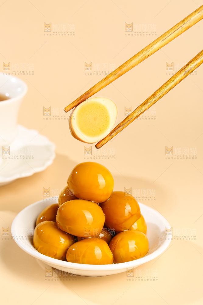 浅底上的卤鹌鹑蛋