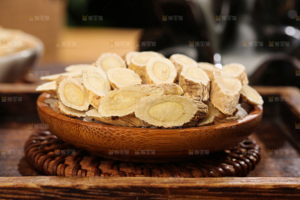 深底上的黄芪片