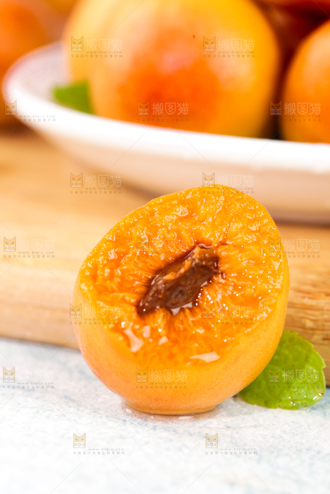 浅底上的小红杏