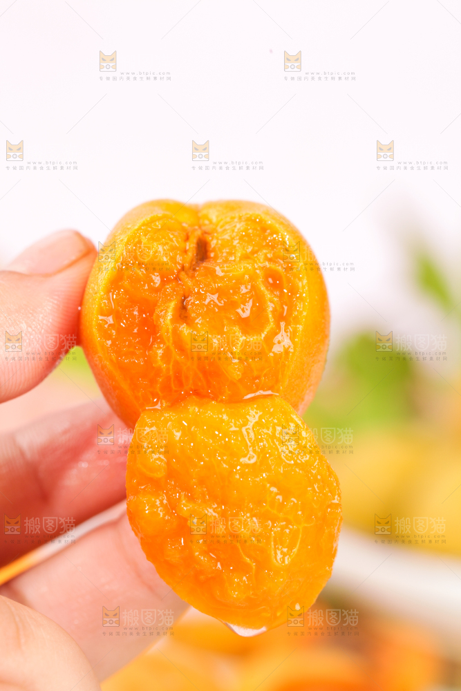 浅底上的小红杏