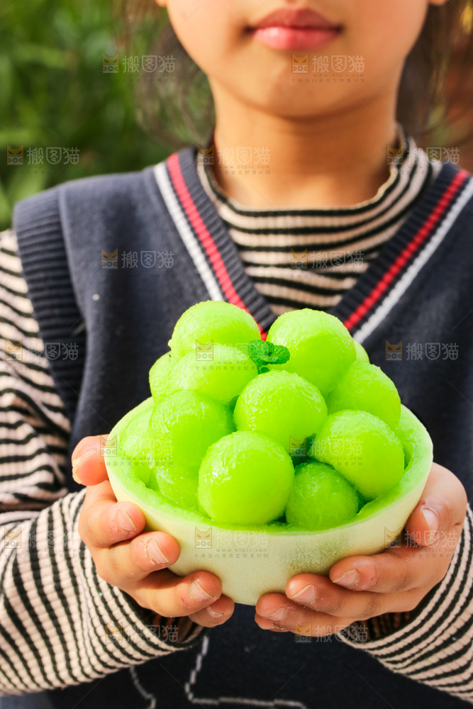 手里拿着玉菇甜瓜