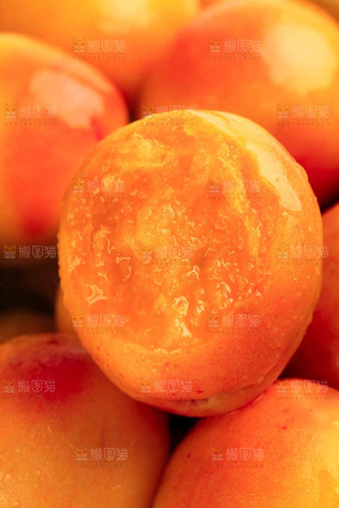 木底上的小红杏