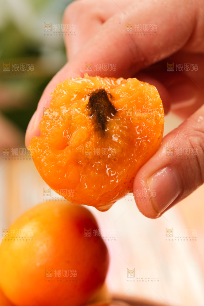 木底上的小红杏