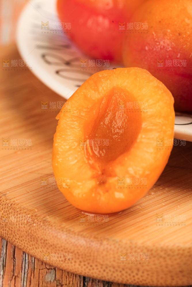 木底上的小红杏