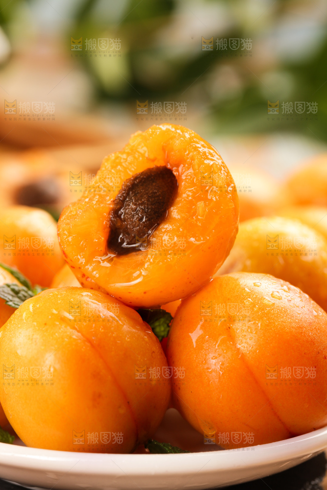 木底上的小红杏