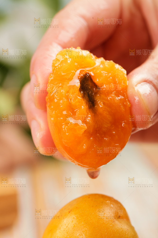木底上的小红杏