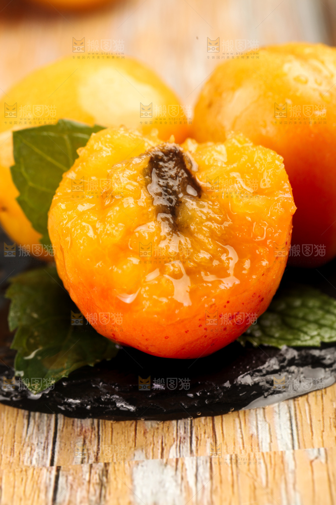 木底上的小红杏