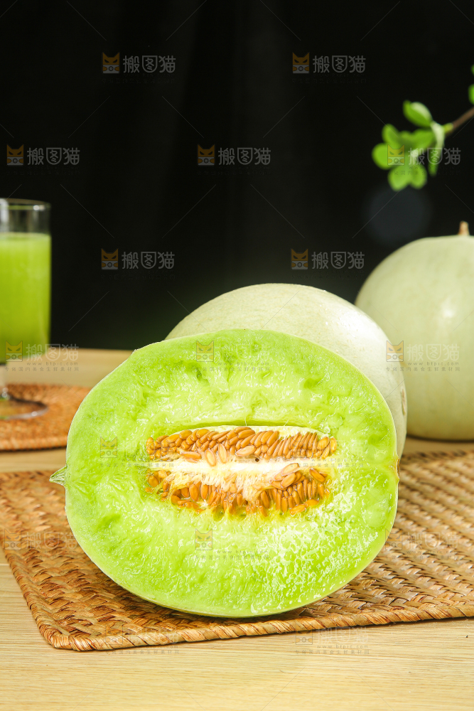 木底上的玉菇甜瓜