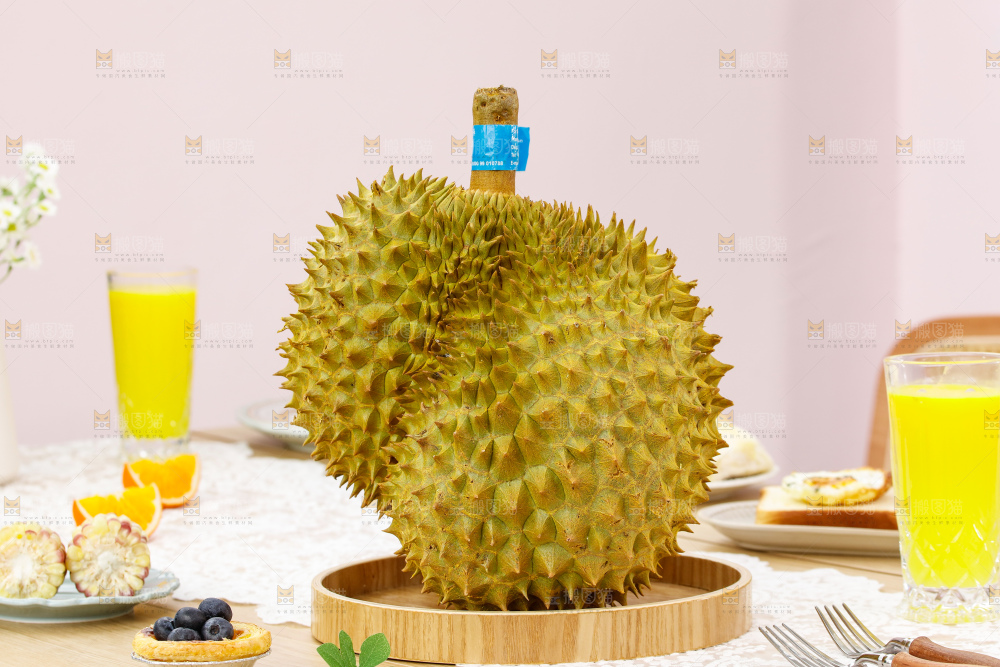 浅底上的新鲜榴莲