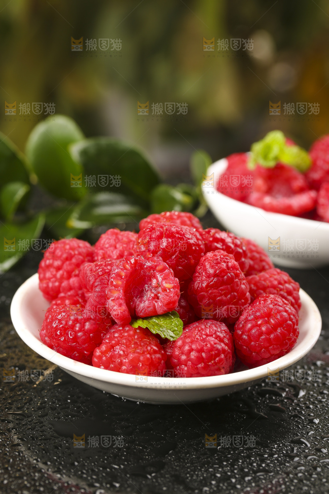 深底上的新鲜覆盆子