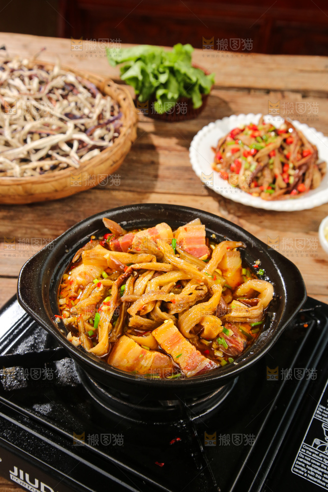 盘子里的茄子炖腊肉