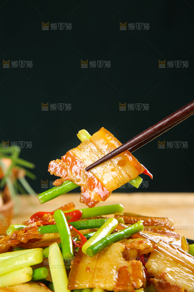 盘子里的蒜苔炒腊肉