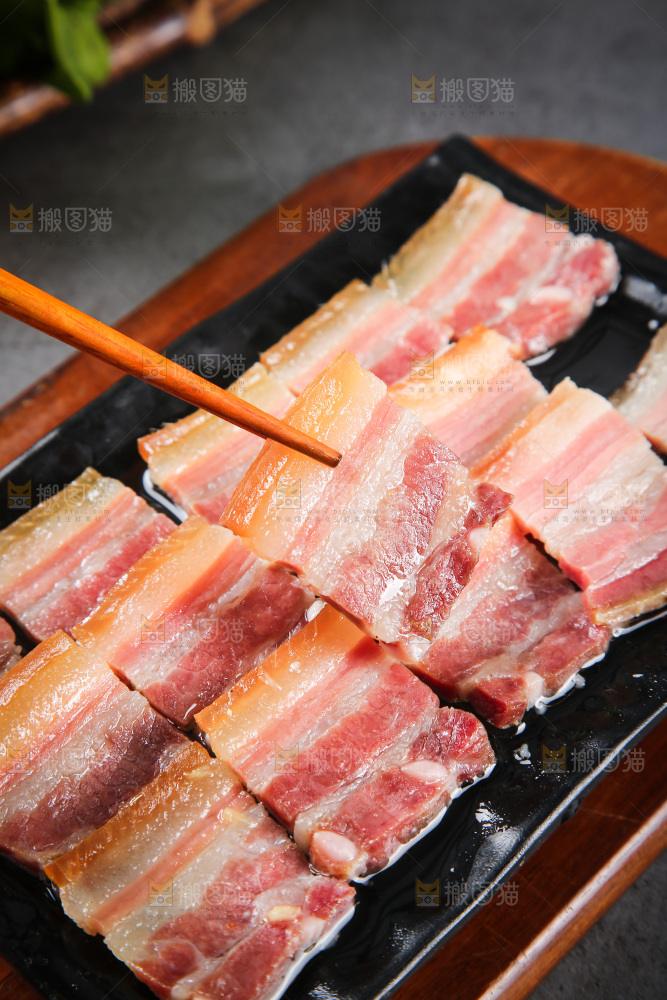 深底上的五花咸肉