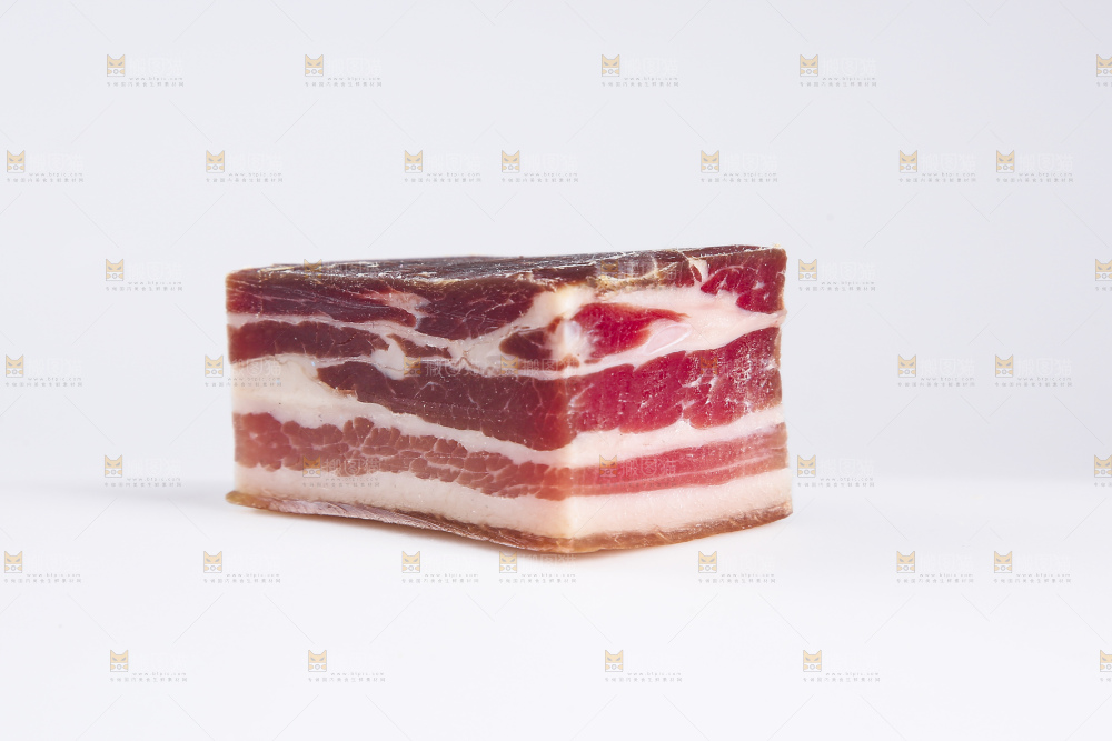 白底上的五花咸肉