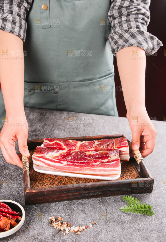 深底上的五花咸肉