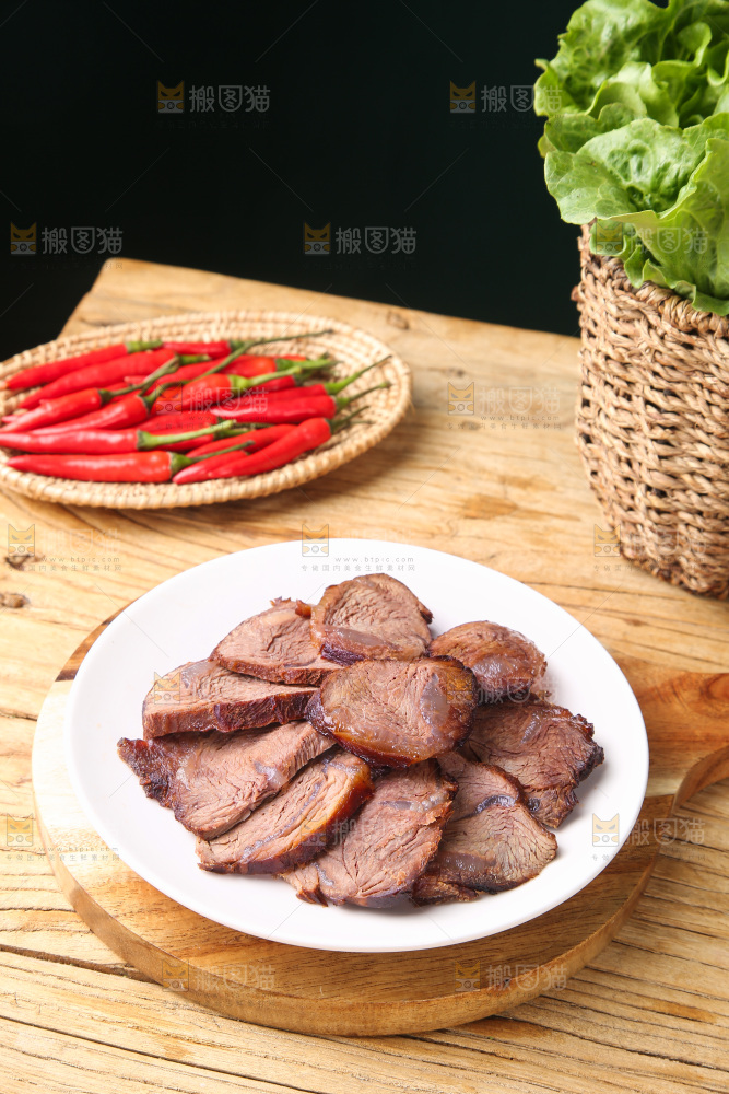 盘子里的卤牛肉