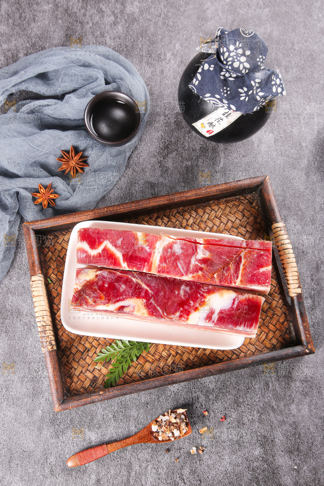 深底上的五花咸肉