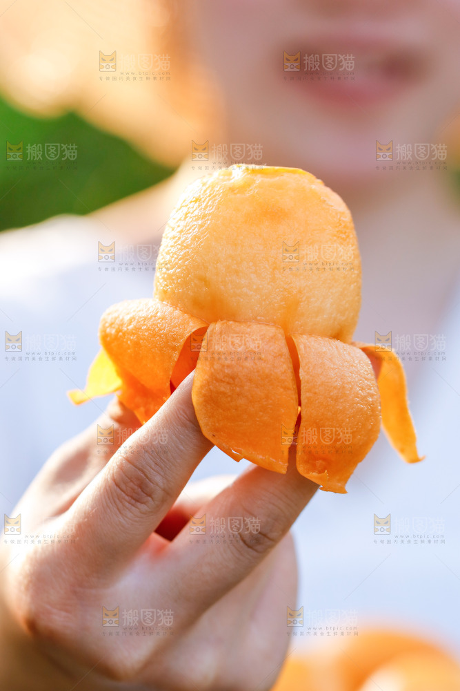 手里拿着米易枇杷