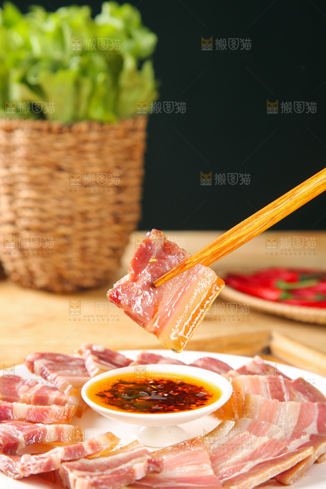 盘子里的咸腊肉