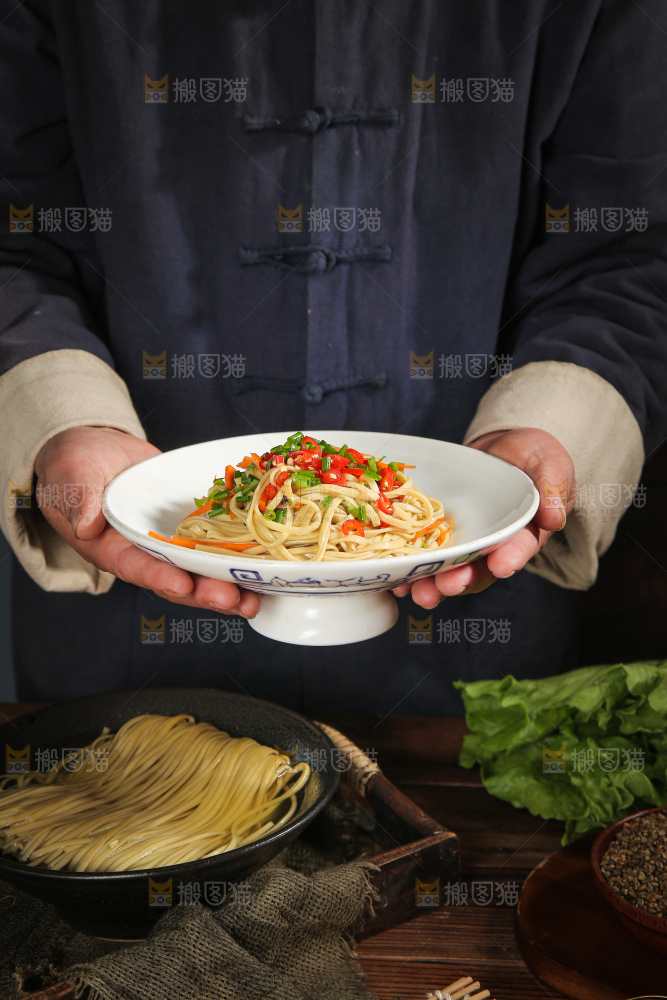 盘子里的苦荞拌面
